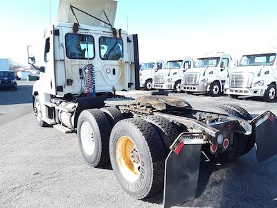 Used 2018 Freightliner Cascadia Detroit Diesel DD15 Semi Truck for sale #776144 - photo 2