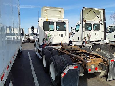 Used 2015 Freightliner Cascadia Cummins ISX Semi Truck for sale #576840 - photo 2