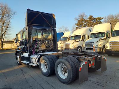 Used 2016 Freightliner Cascadia Cummins ISX Semi Truck for sale #650391 - photo 2