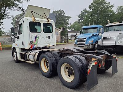Used 2016 Freightliner Cascadia Cummins ISX Semi Truck for sale #654936 - photo 2