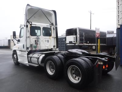 Used 2018 Freightliner Cascadia Detroit Diesel DD15 Semi Truck for sale #681641 - photo 2