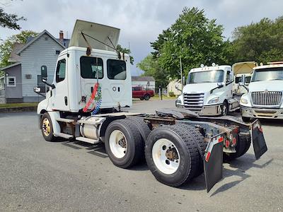 Used 2019 Freightliner Cascadia Detroit DD13 Semi Truck for sale #812872 - photo 2