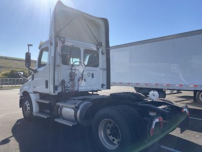 Used 2019 Freightliner Cascadia Detroit Diesel DD15 Semi Truck for sale #870852 - photo 2