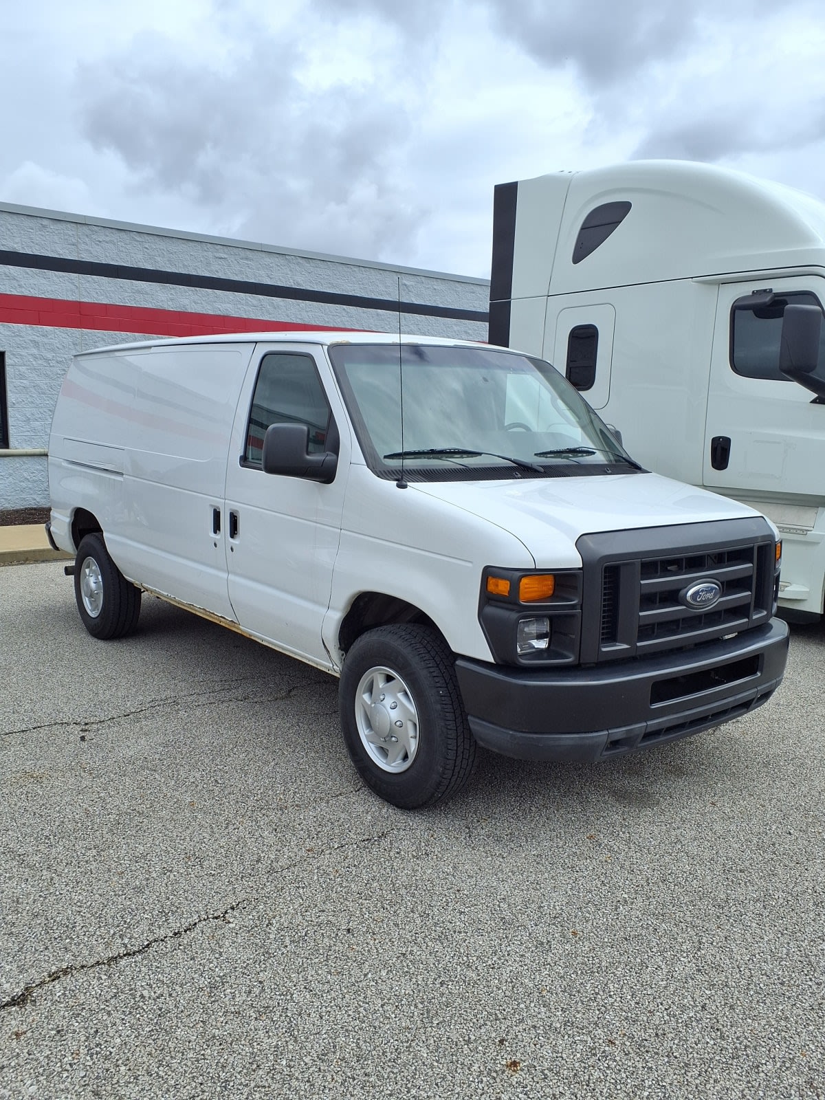Used 2011 Ford E-350 - photo 5