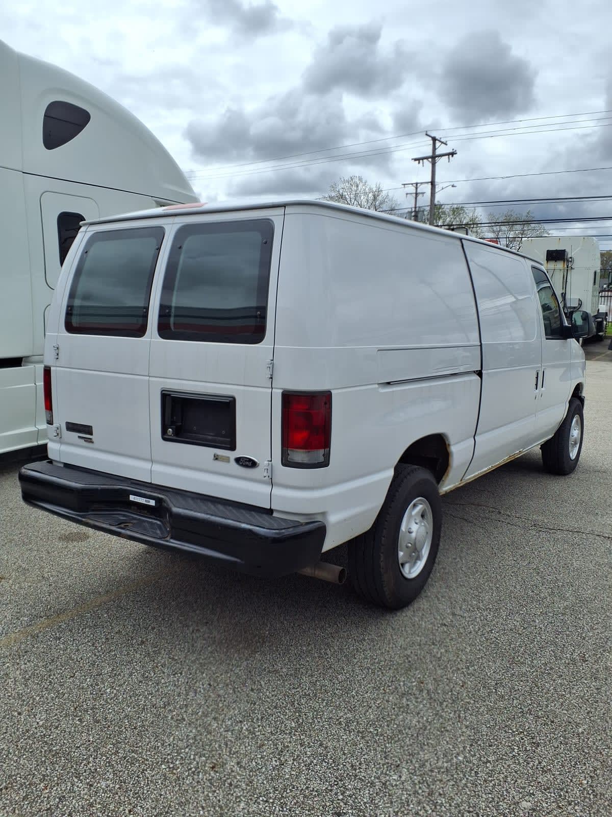 Used 2011 Ford E-350 - photo 6