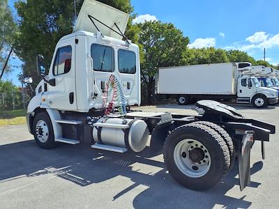 Used 2015 Freightliner Cascadia Detroit DD13 Semi Truck for sale #640255 - photo 2
