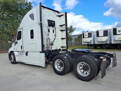 Used 2017 Freightliner Cascadia Detroit Diesel DD15 Semi Truck with Sleeper Cab for sale #672847 - photo 2