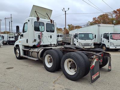 Used 2017 Freightliner Cascadia Detroit Diesel DD15 Semi Truck for sale #664286 - photo 2