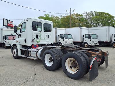 Used 2017 Freightliner Cascadia Detroit DD13 Semi Truck for sale #675200 - photo 2
