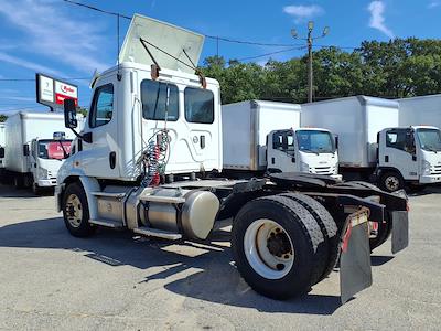 Used 2017 Freightliner Cascadia Detroit DD13 Semi Truck for sale #679941 - photo 2