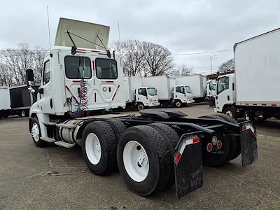 Used 2018 Freightliner Cascadia Detroit DD13 Semi Truck for sale #789973 - photo 2