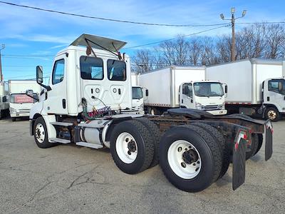Used 2019 Freightliner Cascadia Detroit DD13 Semi Truck for sale #813015 - photo 2