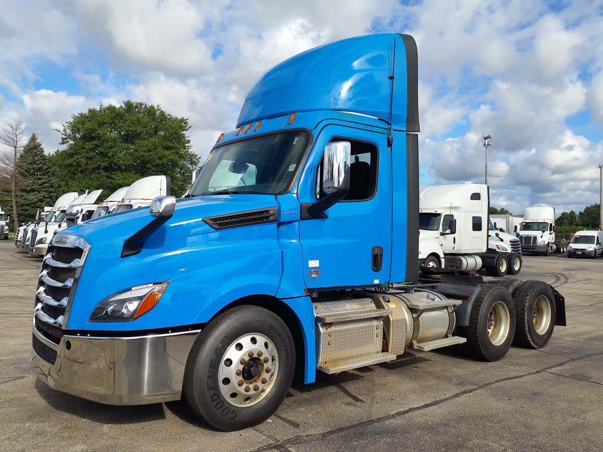 Used 2019 Freightliner Cascadia Semi Truck for sale in OAK CREEK