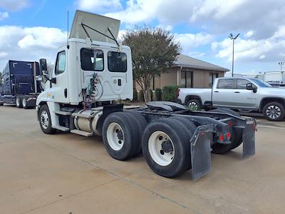 Used 2016 Freightliner Cascadia Cummins ISX Semi Truck for sale #662977 - photo 2
