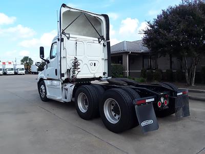 Used 2018 Freightliner Cascadia Detroit Diesel DD15 Semi Truck for sale #753136 - photo 2