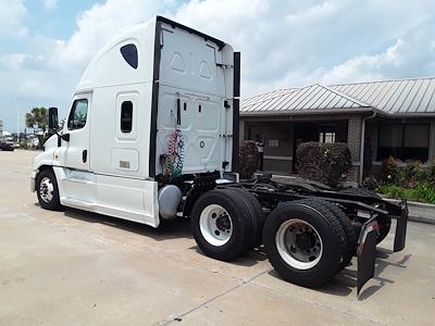 Used 2018 Freightliner Cascadia Detroit Diesel DD15 Semi Truck with Sleeper Cab for sale #761669 - photo 2