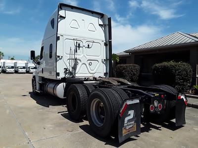Used 2018 Freightliner Cascadia Cummins X15 Semi Truck with Sleeper Cab for sale #769032 - photo 2