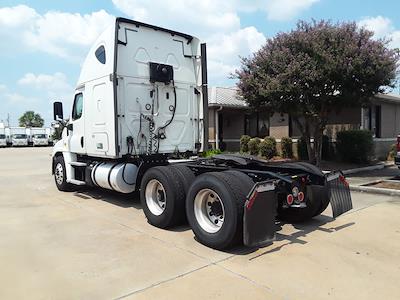 Used 2018 Freightliner Cascadia Detroit Diesel DD15 Semi Truck with Sleeper Cab for sale #770846 - photo 2