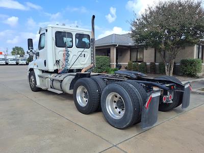 Used 2019 Freightliner Cascadia Detroit Diesel DD15 Semi Truck for sale #808278 - photo 2