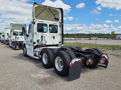 Used 2017 Freightliner Cascadia Detroit Diesel DD15 Semi Truck for sale #672733 - photo 2