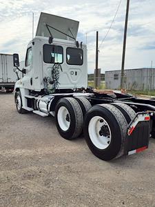 Used 2019 Freightliner Cascadia Detroit Diesel DD15 Semi Truck for sale #815099 - photo 2