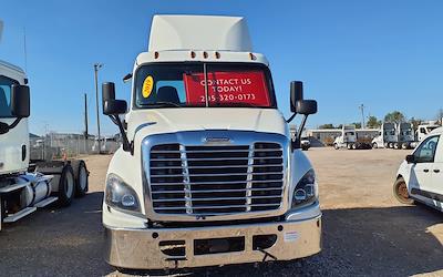 Used 2019 Freightliner Cascadia Detroit Diesel DD15 Semi Truck for sale #863246 - photo 2