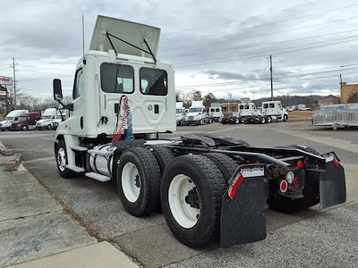 Used 2015 Freightliner Cascadia Cummins ISX Semi Truck for sale #312729 - photo 2