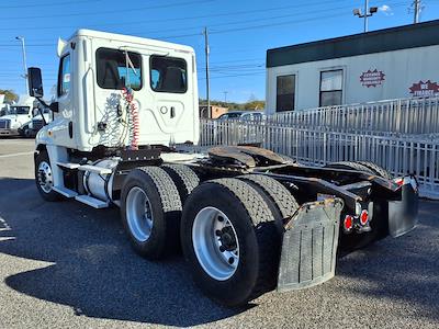 Used 2018 Freightliner Cascadia Detroit Diesel DD15 Semi Truck for sale #765517 - photo 2