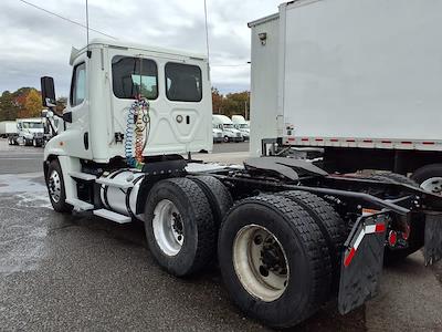 Used 2018 Freightliner Cascadia Detroit Diesel DD15 Semi Truck for sale #765520 - photo 2