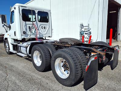 Used 2018 Freightliner Cascadia Detroit Diesel DD15 Semi Truck for sale #765524 - photo 2