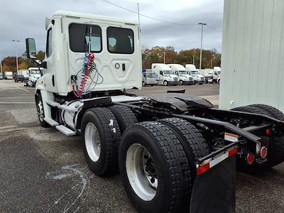 Used 2018 Freightliner Cascadia Detroit Diesel DD15 Semi Truck for sale #765526 - photo 2
