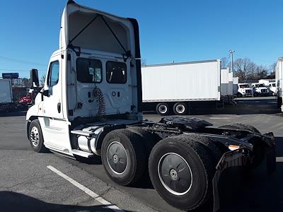 Used 2018 Freightliner Cascadia Cummins X15 Semi Truck for sale #763980 - photo 2