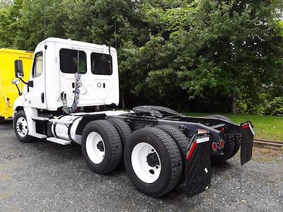 Used 2019 Freightliner Cascadia Detroit DD13 Semi Truck for sale #813342 - photo 2