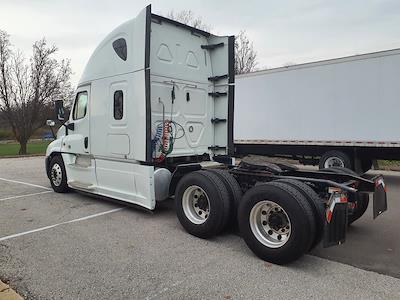 Used 2018 Freightliner Cascadia Detroit Diesel DD15 Semi Truck with Sleeper Cab for sale #764498 - photo 2