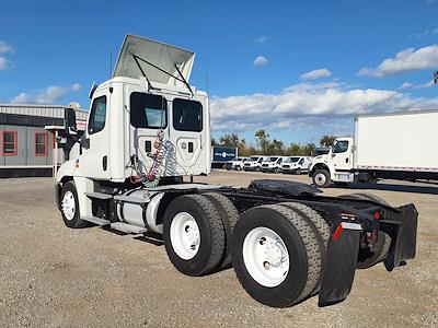 Used 2016 Freightliner Cascadia Cummins ISX Semi Truck for sale #658506 - photo 2