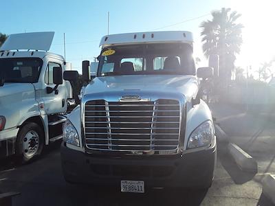 Used 2019 Freightliner Cascadia Detroit DD13 Semi Truck for sale #865276 - photo 2