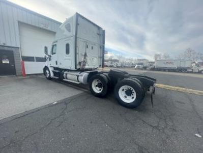 Used 2022 Freightliner Cascadia Detroit Diesel DD15 Semi Truck with Sleeper Cab for sale #569523 - photo 2