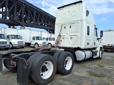 Used 2018 Freightliner Cascadia Detroit Diesel DD15 Semi Truck with Sleeper Cab for sale #786097 - photo 2