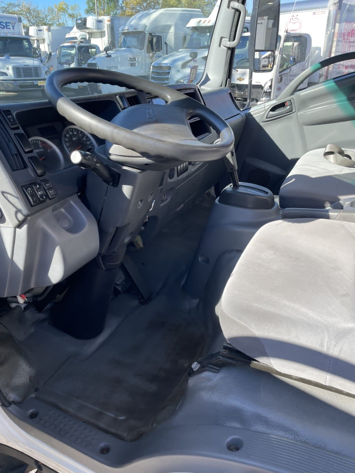Used 2019 Isuzu NPR-XD - photo 10
