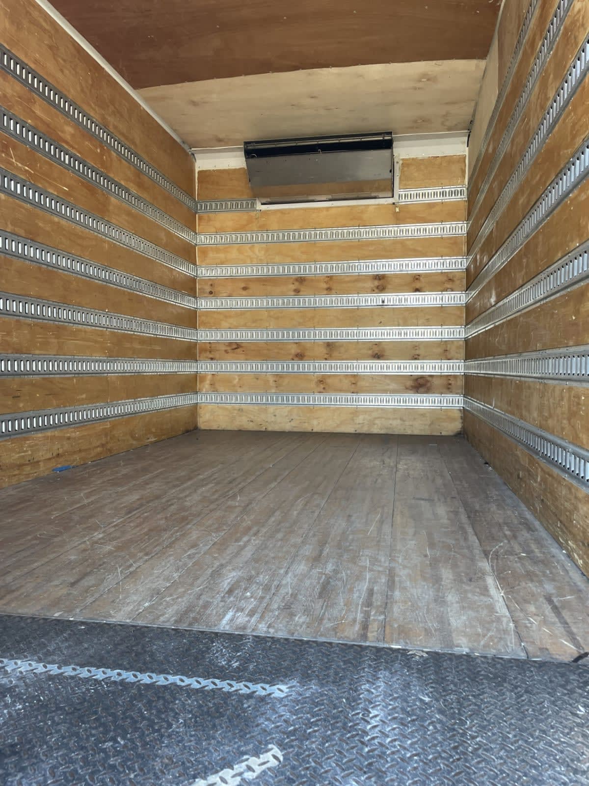 Used 2019 Isuzu NPR-XD - photo 11