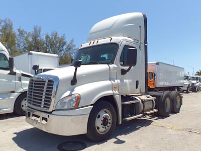 Used 2017 Freightliner Cascadia Day Cab 6x4 Semi Truck for sale #672013 - photo 1