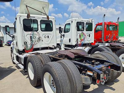 Used 2018 Freightliner Cascadia Detroit Diesel DD15 Semi Truck for sale #777117 - photo 2