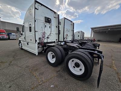 Used 2018 Freightliner Cascadia Detroit Diesel DD15 Semi Truck with Sleeper Cab for sale #751597 - photo 2