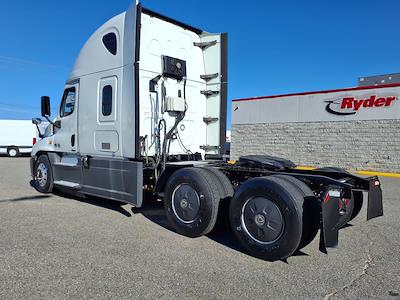 Used 2020 Freightliner Cascadia Detroit Diesel DD15 Semi Truck with Sleeper Cab for sale #877571 - photo 2