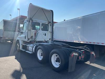 Used 2016 Freightliner Cascadia Detroit DD13 Semi Truck for sale #355261 - photo 2