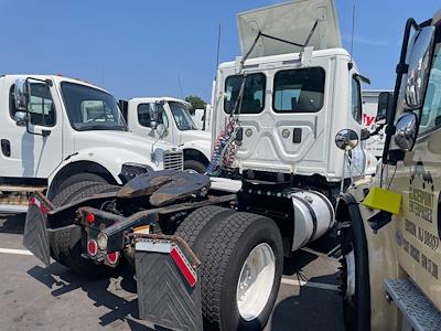 Used 2016 Freightliner Cascadia Detroit DD13 Semi Truck for sale #659558 - photo 2