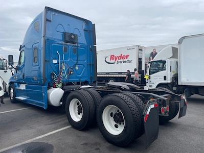 Used 2016 Freightliner Cascadia Cummins ISX Semi Truck with Sleeper Cab for sale #660280 - photo 2