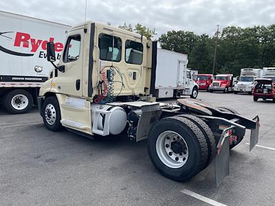 Used 2017 Freightliner Cascadia Detroit DD13 Semi Truck for sale #679887 - photo 2