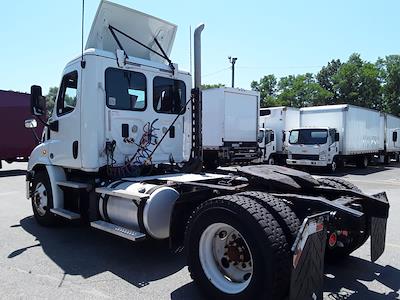 Used 2015 Freightliner Cascadia Cummins ISX12 Semi Truck for sale #328434 - photo 2
