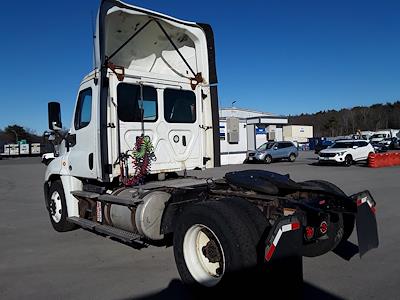 Used 2018 Freightliner Cascadia Detroit DD13 Semi Truck for sale #764930 - photo 2